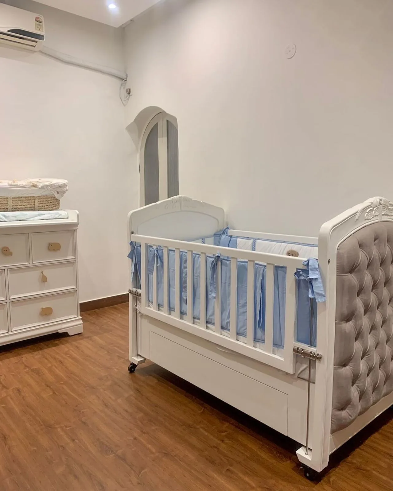 Royal Tufted White Cot - Main Display Photo